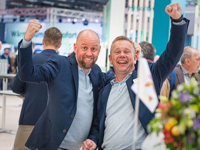 Två glada NIBE-kollegor på mässa