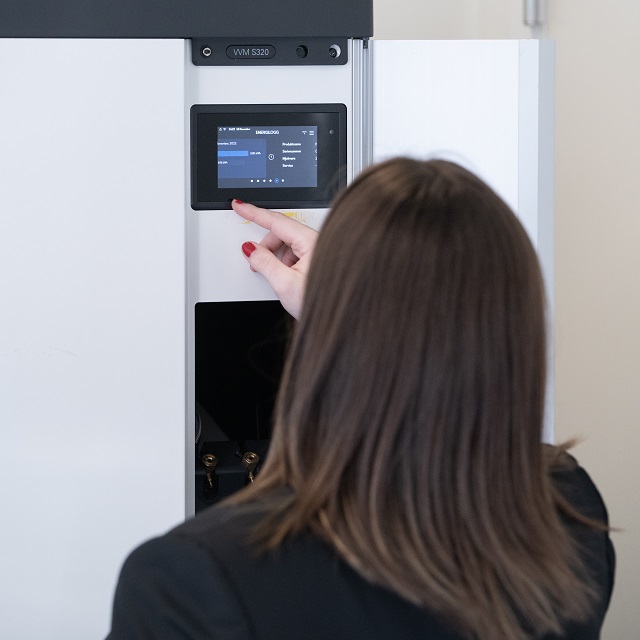 Kvinna trycker på display 