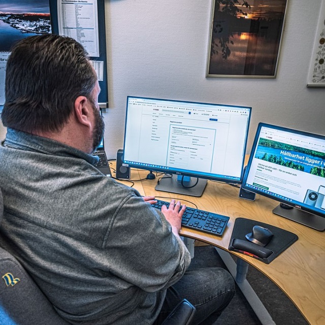 Marko framför datorn