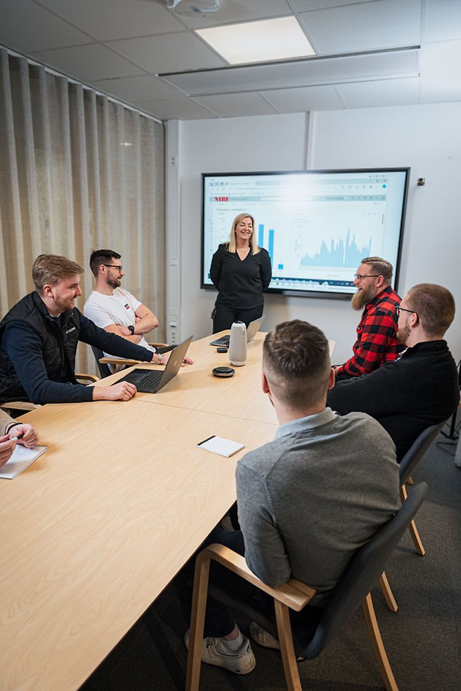 Håller presentation